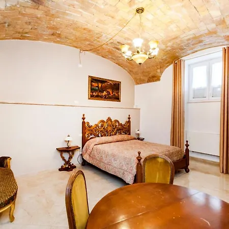 Stop Colosseo アパート